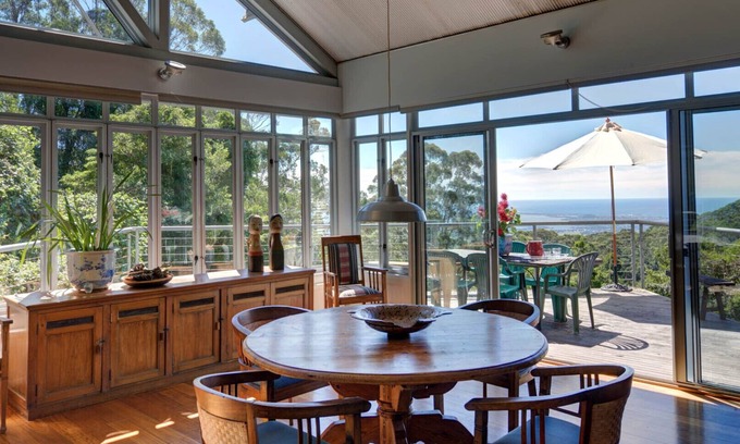 Robertson House | Yarrawa Hill - Art Retreat with Eco-Friendly Amenities