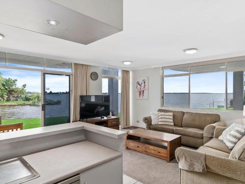 Mulwala Apartment | Exceptional Yarrawonga Lakeside Apartment with Pool Access