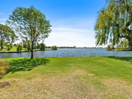 Mulwala Apartment | Inviting Yarrawonga Lakeside Apartment with Pool Access