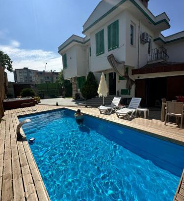 Nilufer Villa | Idyllic Yeşil Panjurlu Bahçeli Villa with Family-Friendly Amenities