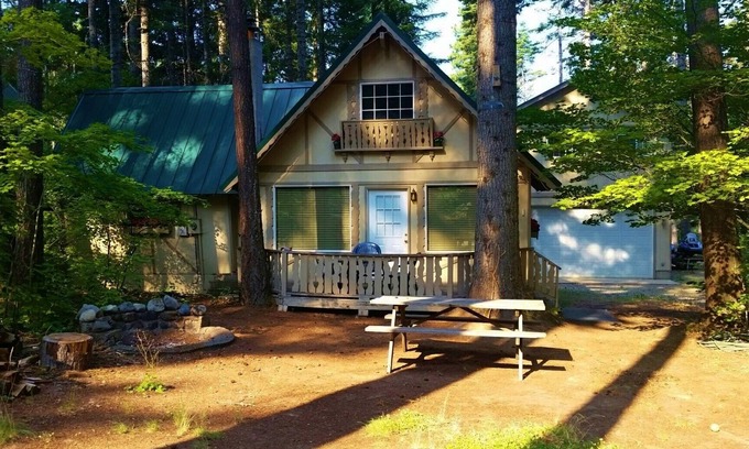 Roslyn Ridge Ski Chalet | Pet-Friendly Retreat Near Lake Cle Elum with Spa Access