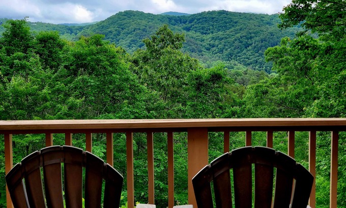 Blue Ridge Cabin | Experience Year-Round Mountain Views and Pet-Friendly Comfort