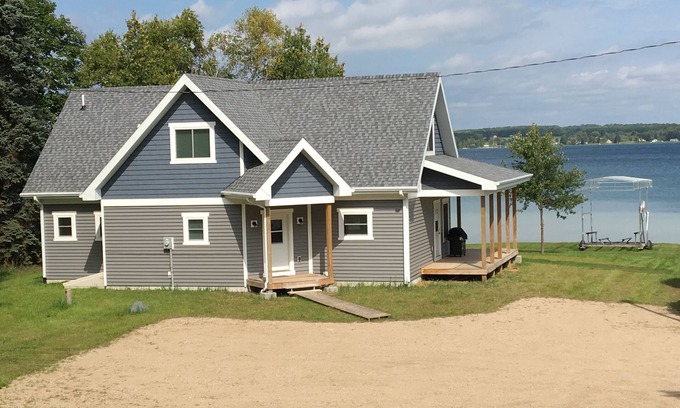 McMillan Cottage | Waterfront Cottage Retreat with Spa & Scenic Views