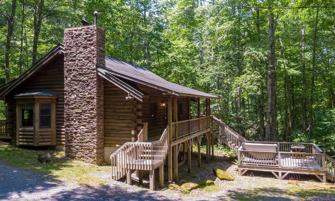 Banner Elk Cabin | Yearling Cabin: Cozy Getaway with Hot Tub & Spa Amenities