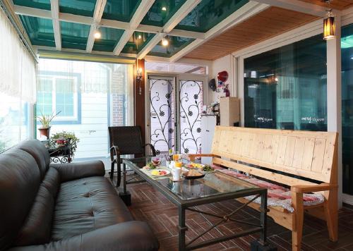 Gyeongju House | Inviting Yejeon Pension: Family-Friendly Retreat with Pool