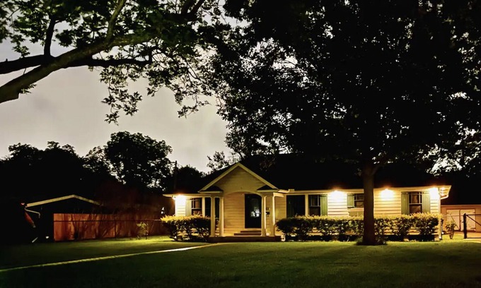 Southeast Houston House | Inviting Yellow Brick Road House Near Hobby Airport