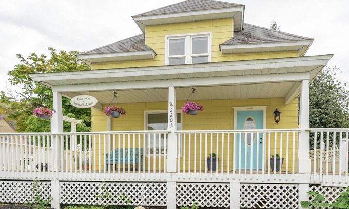 Chelan Cottage | Experience Yellow Cottage: Pet-Friendly Retreat in Lake Chelan