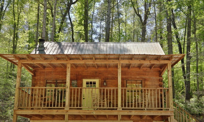 Townsend Cabin | Family-Friendly Yellow Door Cabin with Hot Tub & Fire Pit