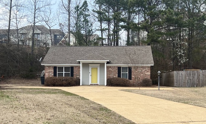 Oxford House | Yellow Door: Cozy home 1 mile from Campus
