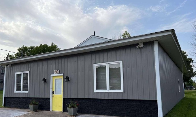 South Range House | Newly Remodeled "Yellow Door" with Ocean View & Unique Trails