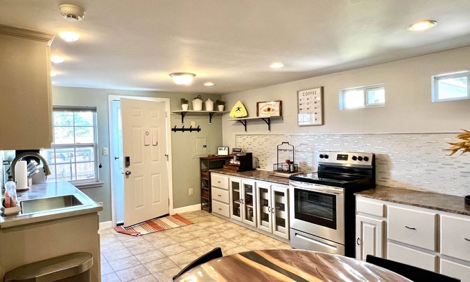 Amarillo House | Top-Rated Yellow Guest House with Spa and Hot Tub Access