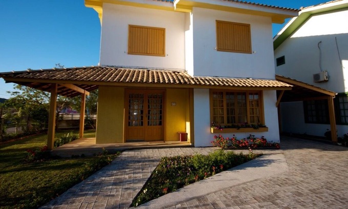 Garopaba House | Yellow House - 2 Suites in the Center