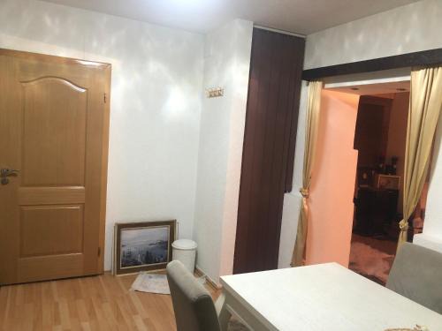 Visoko Apartment | Charming Yellow House: Pet & Child Friendly Retreat
