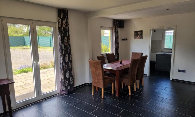 Edinghausen House | Cozy Yellow House with Kitchen, Guest Rated 9/10