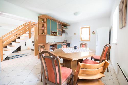Trenta House | Yellow House: Pet-Friendly Retreat with Top Guest Ratings