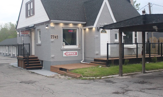 Niagara Falls Hotel | Comfortable Yellow Pillow Inn: Family-Friendly & Breakfast Included
