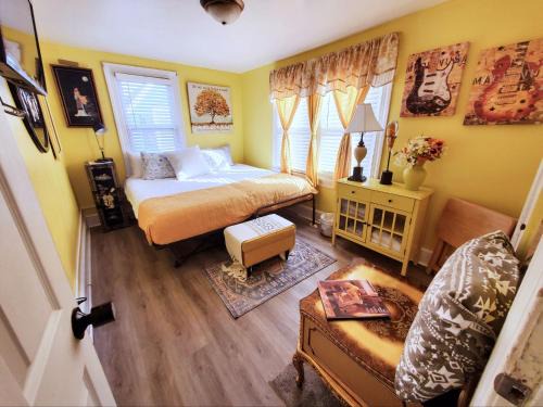 Dover House | Cozy Room with Hot Tub in Dover - Bayhealth Access