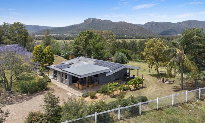 Broke House | Immaculate Yellow Rock Cottage - Broke with Spa & Breakfast