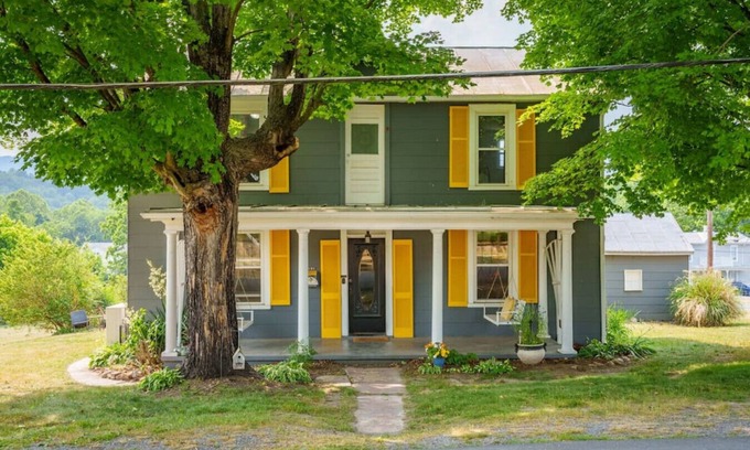 Shenandoah House | Cozy Yellow Shutter Farmhouse Oasis with Kitchen & Breakfast