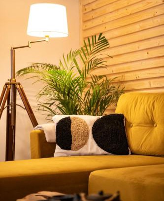 Cluj-Napoca City Centre Apartment | Top-Rated Yellow Studio for Your Perfect Getaway