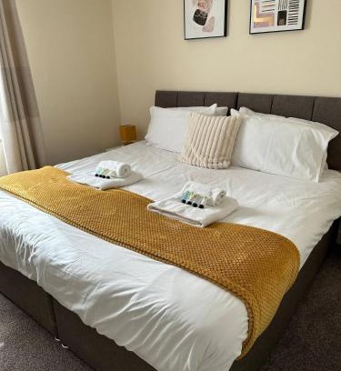 Stroud Apartment | Pet-Friendly Yellow Sunflowers Flat in Stroud - Rated 9.6/10