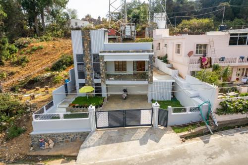 Kodaikanal Villa | Exceptional Yellow Tree: Family-Friendly with Breakfast Included
