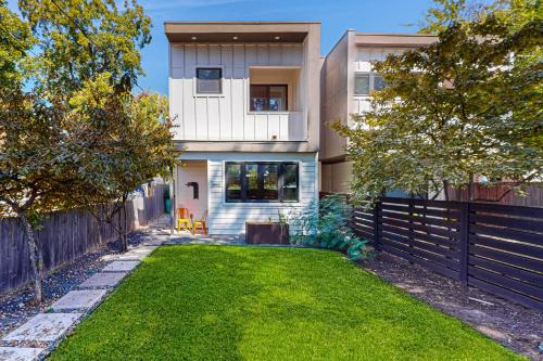 SoFi House | Elegant Yellow Tulip: Family-Friendly 4-Star Retreat
