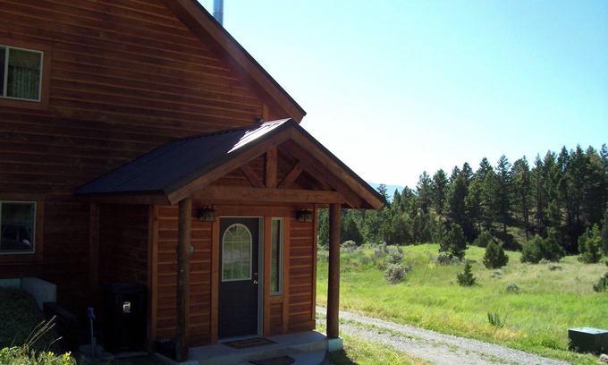 Emigrant House | Secluded Yellowstone Mountain Home with Family-Friendly Amenities