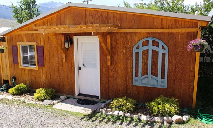 Gardiner Cabin | Explore Yellowstone's Treasure Cabin #2 Near the Park