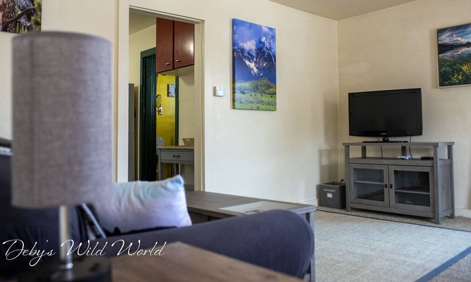 Gardiner House | Discover Yellowstone's Wolf Den: Family-Friendly Retreat