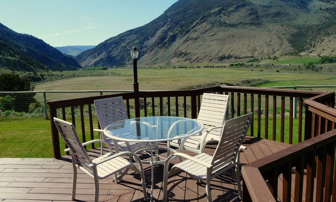 Gardiner Cabin | Exceptional Stay Near Yellowstone Park with Stunning Views