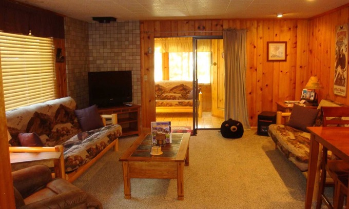 West Yellowstone Cabin | Experience Bear Cabin Near Yellowstone - Family-Friendly Stay