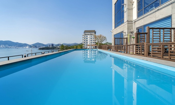Dolsan-eup Condo | Experience Yeosu Sunset Hostel with Pool and Spa Amenities