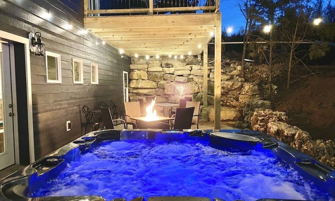 Branson House | Discover Fun and Relaxation: Hot Tub, Pool Table & More!