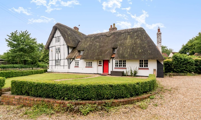 Moulsoe Cottage | Inviting 6 Bed Cottage in Moulso with Family-Friendly Amenities
