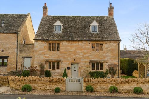 Longborough House | Yew Tree Cottage: Family & Pet-Friendly Retreat Awaits