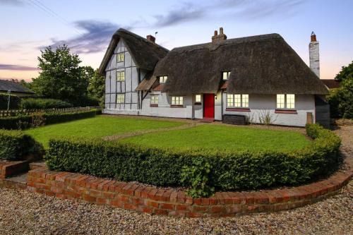 Moulsoe House | Yew Tree Cottage: Oceanfront Retreat with Pet-Friendly Charm