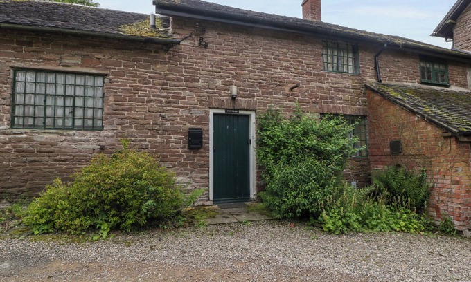 Docklow Cottage | Cozy Yew Tree Cottage: Pet-Friendly Retreat with Open Fire