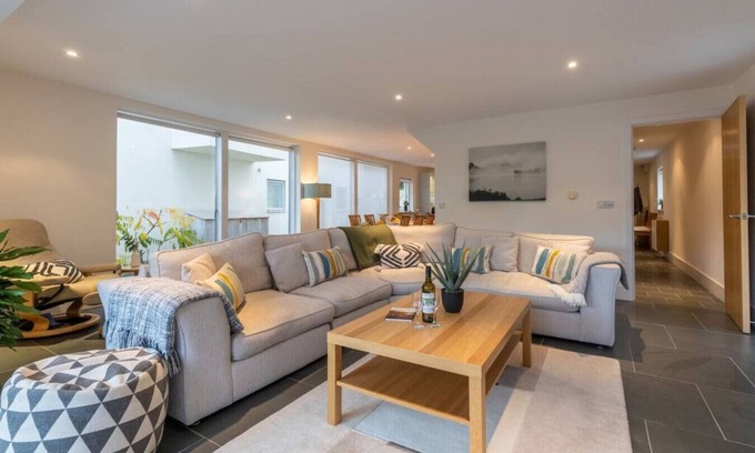 Cirencester Villa | Indulge at Yew Tree Lodge - Lakeside Spa & Hot Tub Retreat
