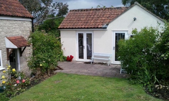 Marnhull Apartment | Explore Family-Friendly Yew Tree View with Great Reviews
