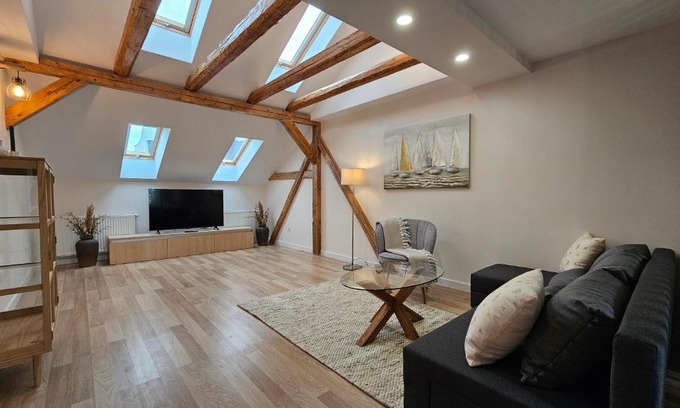 Gera Apartment | Stylish 130m2 Apartment with Two Bathrooms & Family Friendly