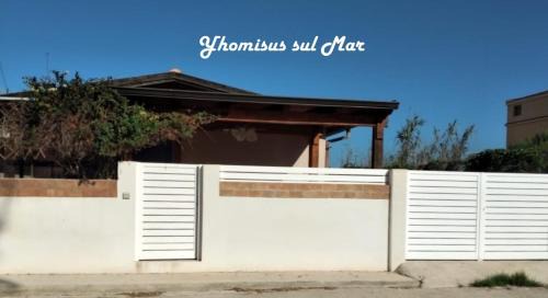 Punta Braccetto House | Oceanfront Retreat: Yhomisus sul Mar with Pet-Friendly Perks