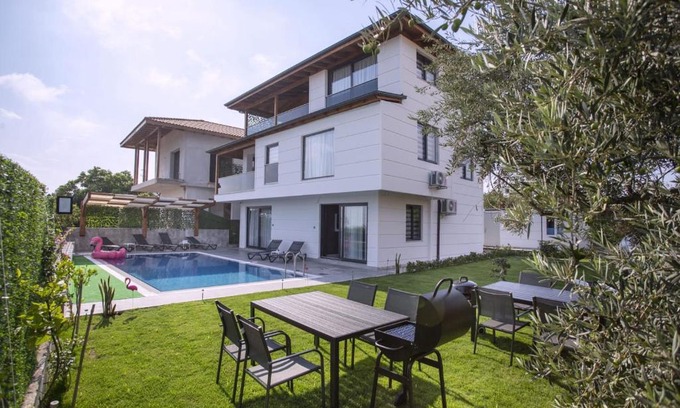 Lara Apartment | Experience YILDIZ PREMIUM APART 2 with Pool & Hot Tub