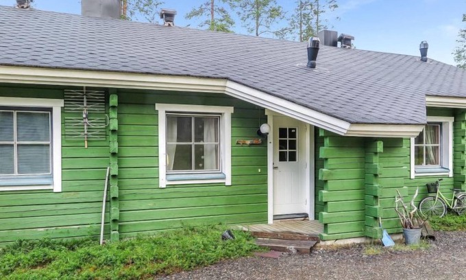 Akaslompolo House | Ylläsmukka: Cozy Retreat with Lake View & Spa Amenities