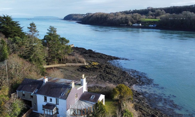Bangor House | Family-Friendly YNYS FAELOG COTTAGE with Cozy Open Fire