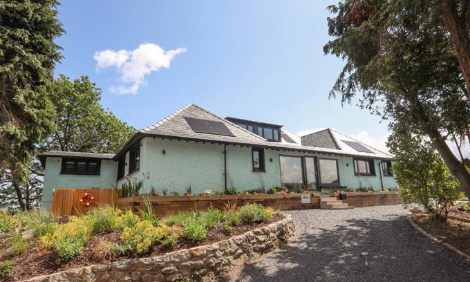 Bangor House | Ynys Faelog: Family-Friendly Retreat with Pet Amenities