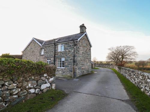 Dyffryn Ardudwy House | Ynys Hotel: Family-Friendly Retreat with Pool & Pets Welcome