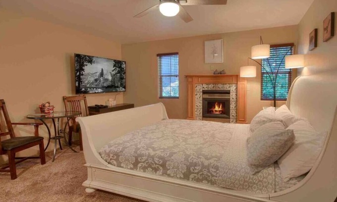 Yosemite West Apartment | Inviting YoBee! Heart of Yosemite Studio with Breakfast Included