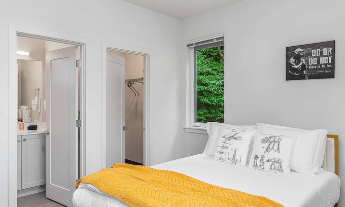 North Queen Anne Apartment | Unique Yoda's Swamp Suite with Spa & Kitchen in Queen Anne