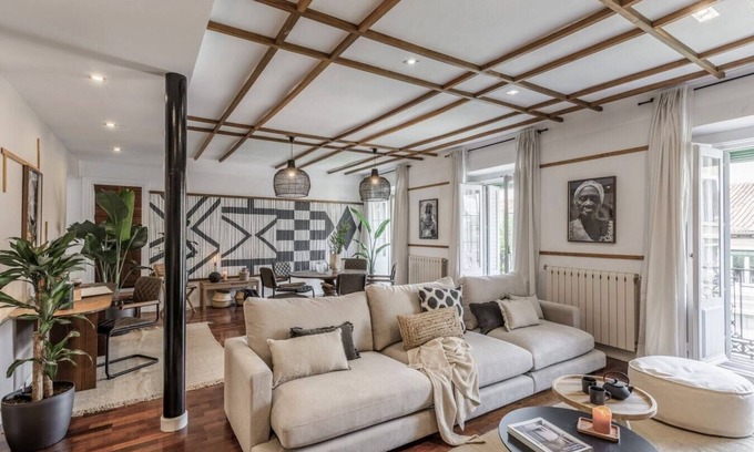 Malasana Apartment | Yombe: Cozy 3-Bedroom Retreat in Vibrant Malasaña